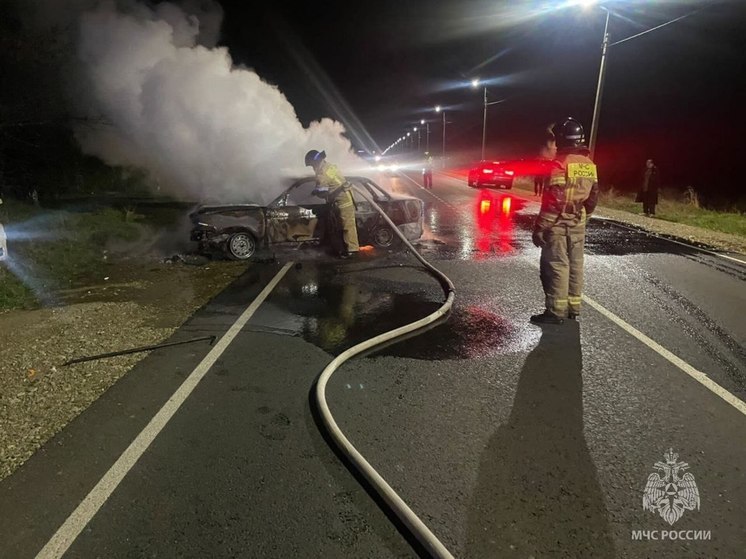 В Адыгее спасатели потушили загоревшийся в результате аварии автомобиль