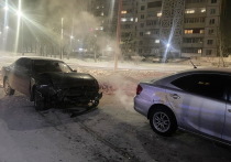 В вечернее время 11 декабря на улице Жердева в столице Бурятии 36-летний водитель автомобиля «Тойота Виста» не справился с управлением и врезался в припаркованный автомобиль «Тойота Алион»