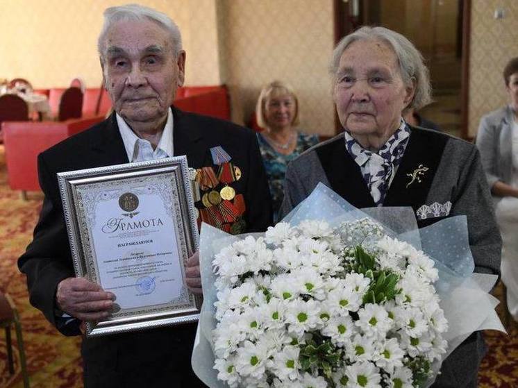 Супругов Лазаревых из Читы наградили медалью за 72 года семейной жизни