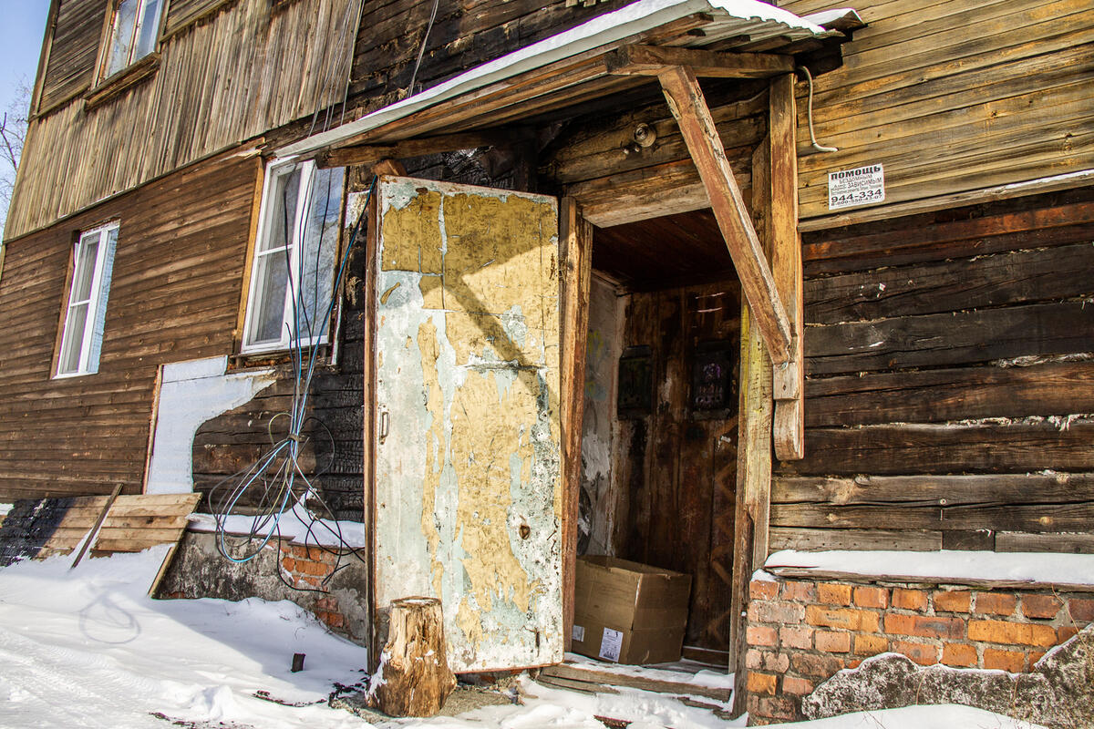 Холодно в бараке. Игорь новиков магадан. Барак жилье. Начальник отопление гусь-хрустальный район номер телефона. Холодно в бараке.