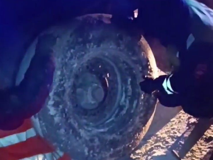 Полицейские Екатеринбурга помогли водителю грузовика, у которого лопнули шины