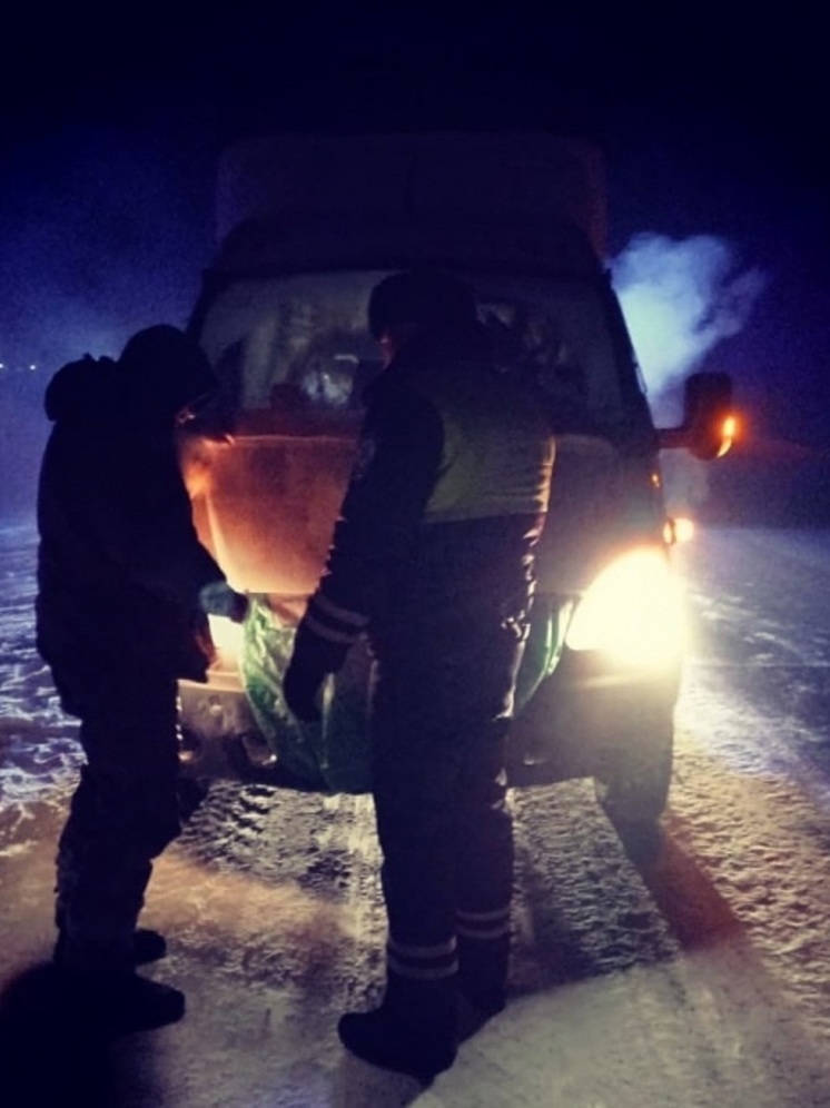 На трассе Ямала инспекторы ДПС спасли замерзающих в авто со сломанной печкой людей