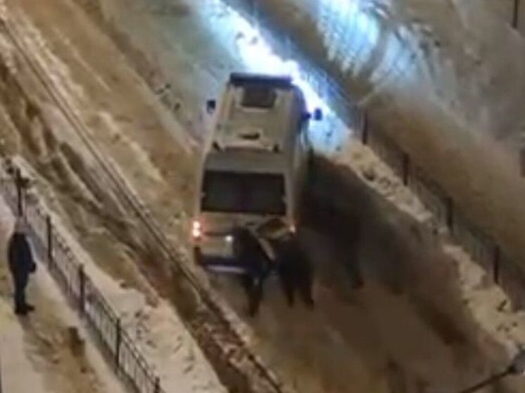 Машина скорой из-за снега и льда застряла в городском округе Химки