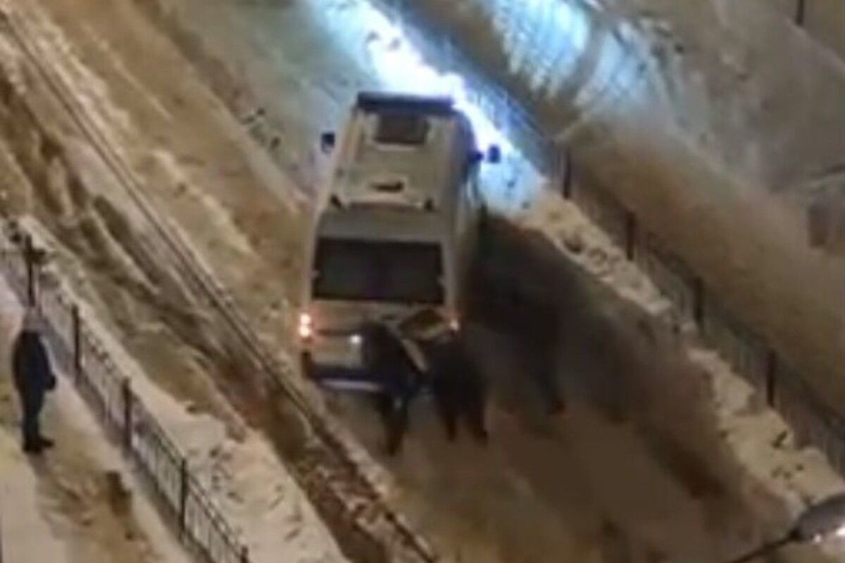 Машина скорой из-за снега и льда застряла в городском округе Химки