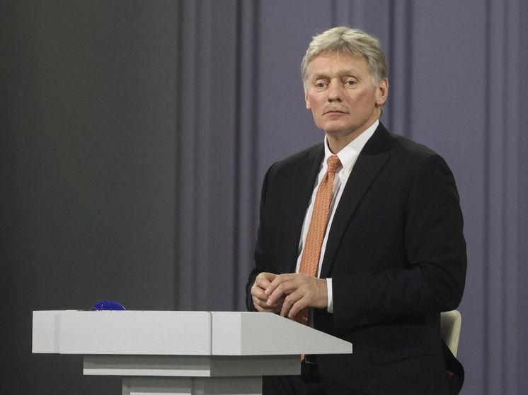 Песков: Кремль не следит за судьбой Навального0