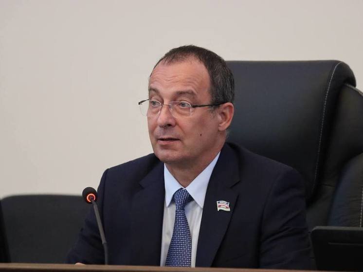 Глава ЗСК Юрий Бурлачко поздравил кубанцев с Днём Конституции