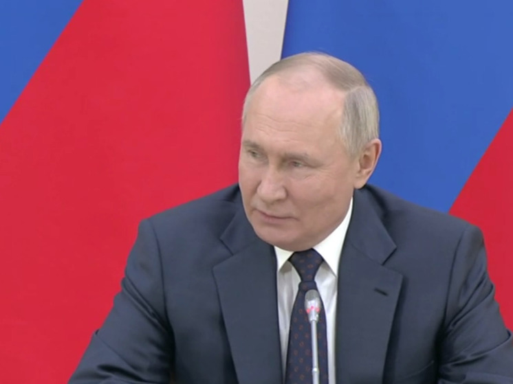 Путин: Конституция РФ работает и стабилизирует государство