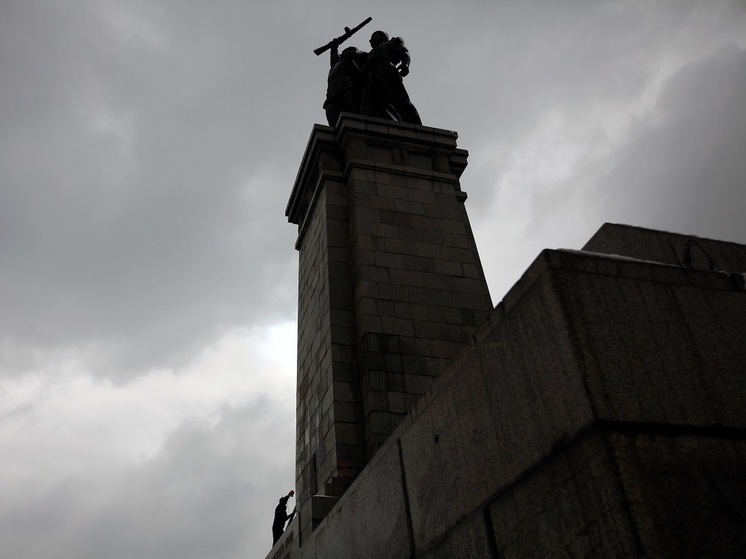 В Софии начали демонтаж памятника Советской армии