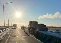 В Забайкалье на федеральной трассе Чита – Забайкальск в Борзинком районе сотрудники Госавтоинспекции спасли водителя фуры Shacman, у которого предположительно в баке замерзло топливо
