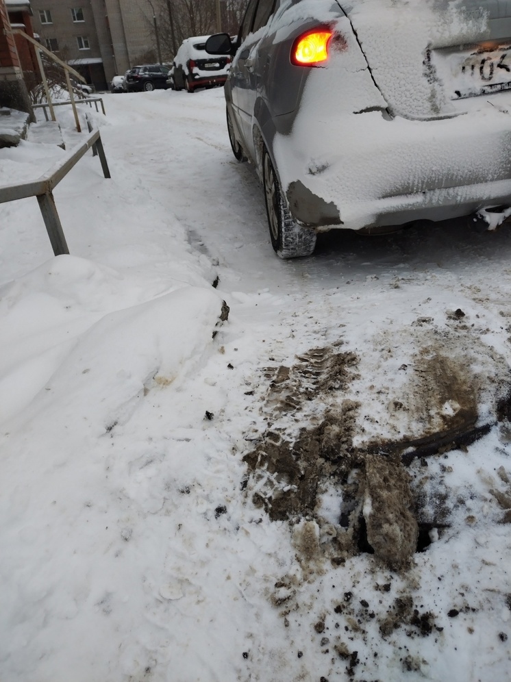 Водители рискуют остаться без колес из-за полуоткрытого люка в Петрозаводске