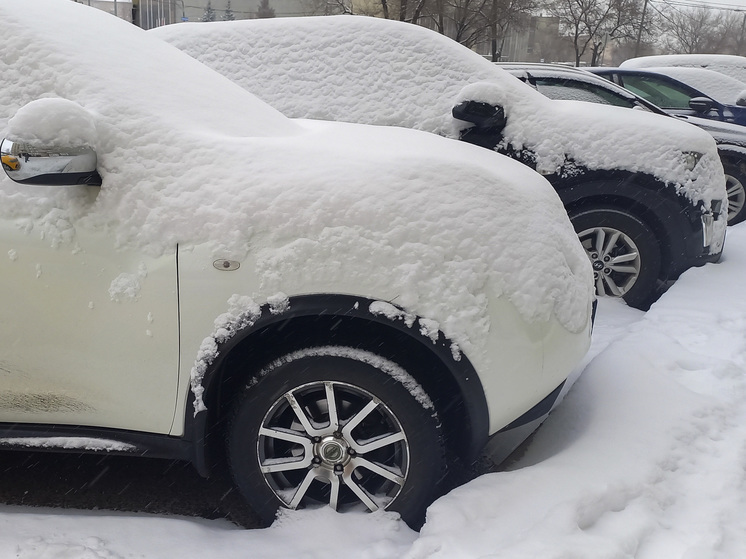Автоэксперт перечислил главные правила поездок в снегопад