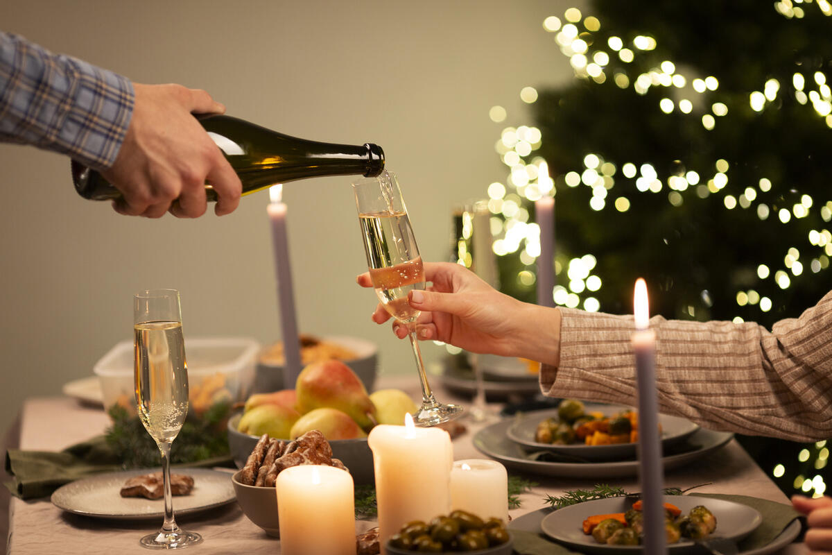 Как не перепить за новогодним столом - советы нарколога