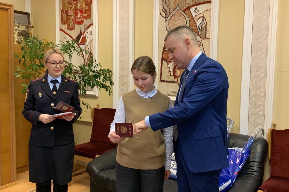 В День Конституции РФ в Костромской областной Думе состоялось торжественное вручение первых паспортов троим юным костромичам
