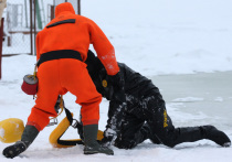 Два часа по пояс в ледяной воде провел 23-летней парень, который представился спасателям Сережей – историю чудесного спасения описывает сайт KP