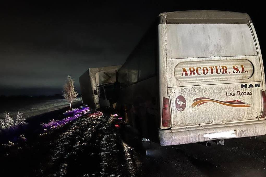 На Дону водитель автобуса пострадал в лобовом ДТП с грузовиком