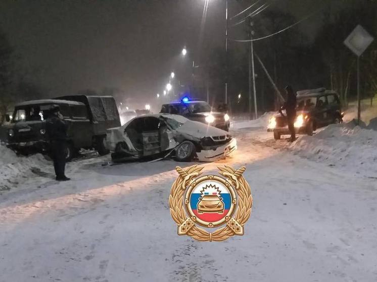 Водитель Toyota Mark II пострадал после столкновения с УАЗ на Сахалине