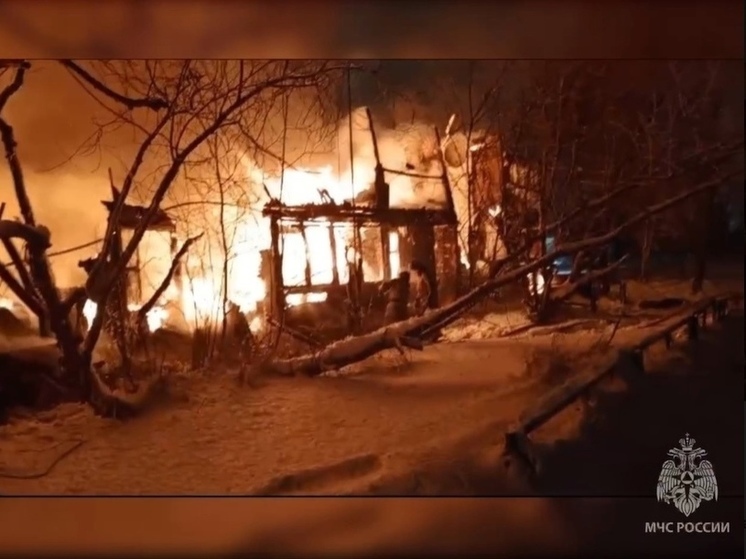 В Новом Уренгое сгорел деревянный дом: жильцам пришлось бежать на улицу посреди ночи