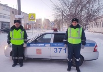 Старший лейтенант полиции Алексей Кузьмин и лейтенант полиции Александр Климов помогли семейной паре из Катайска, которая оказалась на дороге в сломанной машине в аномальные морозы