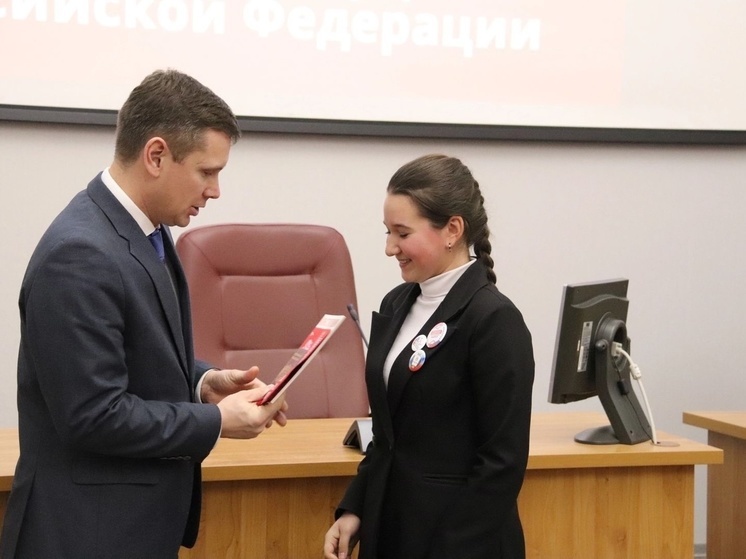 В День Конституции 26 юным северодвинцам вручили первые паспорта в торжественной обстановке