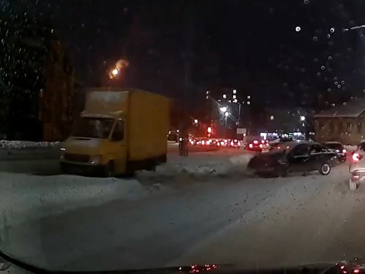 Легковушка жестко въехала в фургон в Петрозаводске