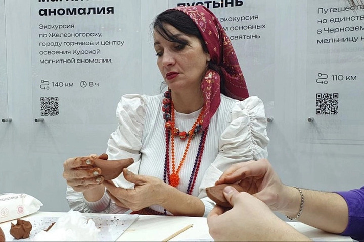 Куряне обучили лепке соловья посетителей Международной выставки «Россия»