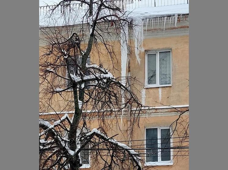 Воронежцам напомнили о нависающих над головами сосульках