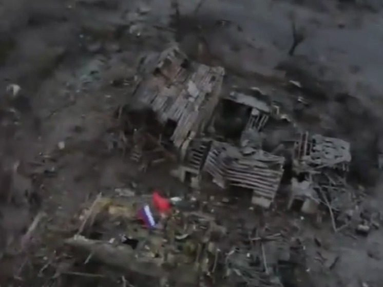 На окраине поселка установили знамя Победы