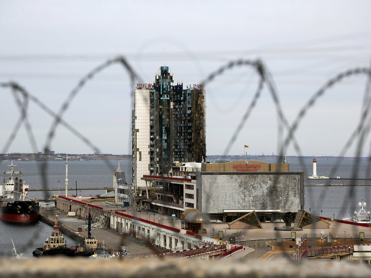 На Украине заявили о повреждении портовой инфраструктуры у Одессы