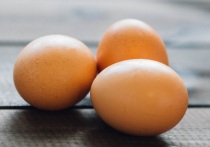 Во многих российских городах выросли цены на куриные яйца. Сегодня в среднем десяток яиц стоит больше 150 рублей. Таким образом, за год цены выросли на 37 %.