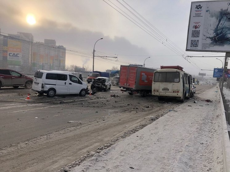 В Новосибирске на Димитровском мосту столкнулись пять машин