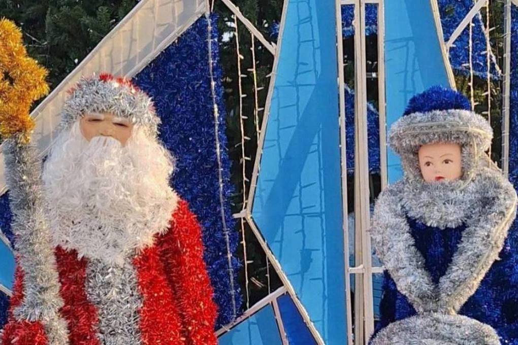 Власти Мытищ решили заменить жутковатых Деда Мороза и Снегурочку