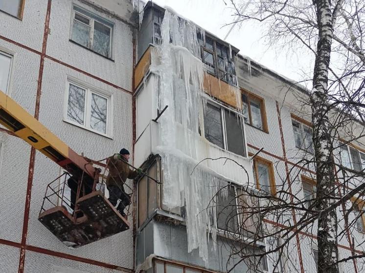Лёд и сосульки бьют по управляющим компаниям в Брянске