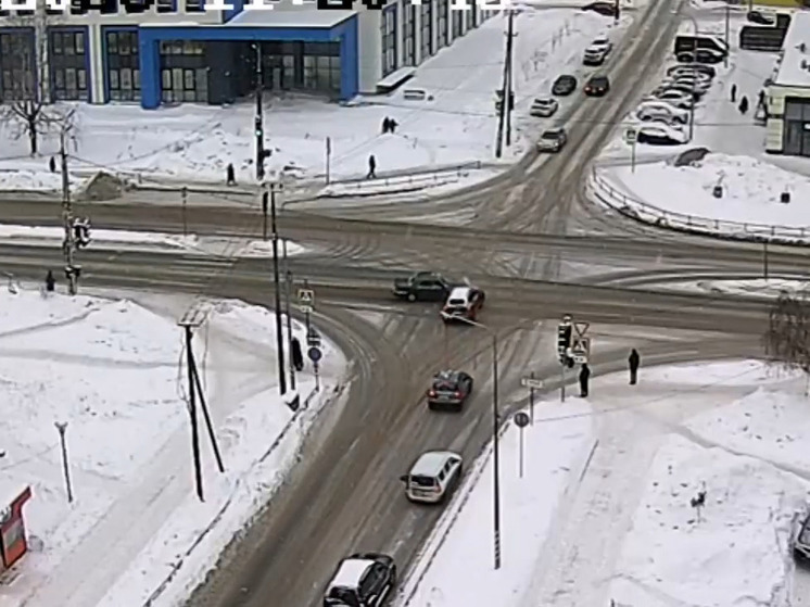 Черная волга проехала на красный и врезалась в иномарку в Петрозаводске