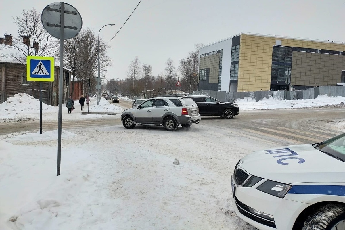 Иномарка сбила женщину в Петрозаводске, пострадавшую увезли в больницу