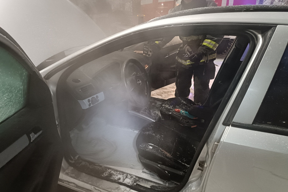 Загоревшийся в Апатитах Opel Astra тушили семь человек