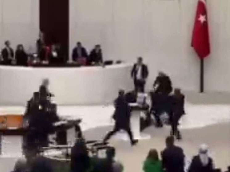 Турецкий депутат Битмез рухнул с приступом во время речи против Израиля
