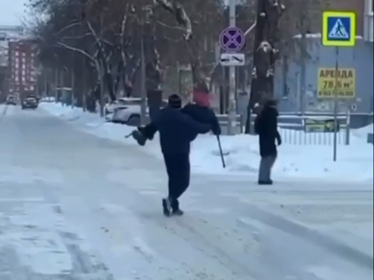 В Балашихе мужчина на руках перенес бабушку через дорогу