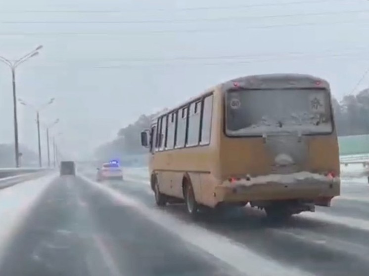 Инспекторы ДПС помогли водителю автобуса с неисправным колесом