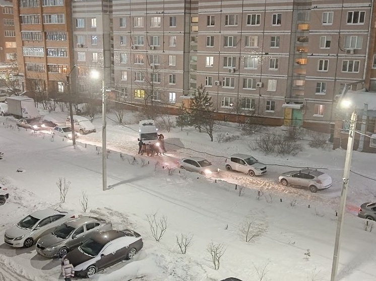 На улице Быстрецкой машина скорой помощи застряла на заснеженной дороге