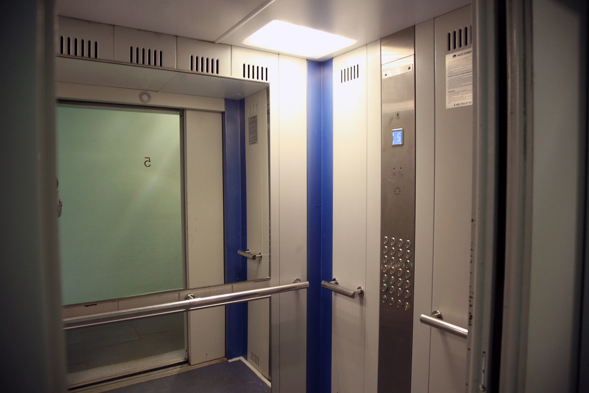 В Химках дебоширы сломали последний лифт в доме и избили лифтера