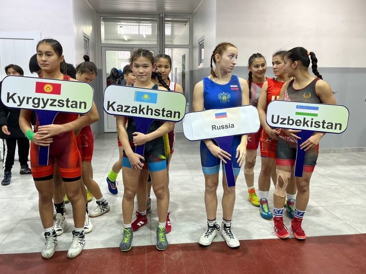 В Бишкеке стартовал международный турнир по женской борьбе