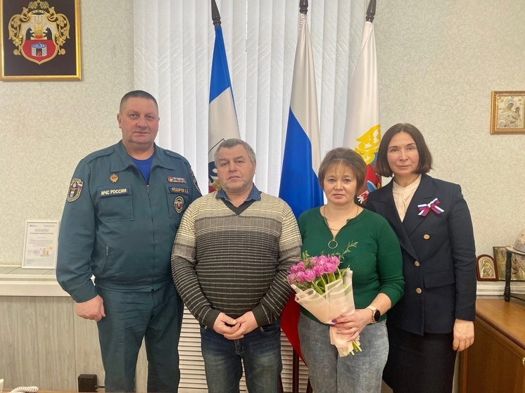 Двое жителей Старорусского района спасли пожилую женщину из горящего дома