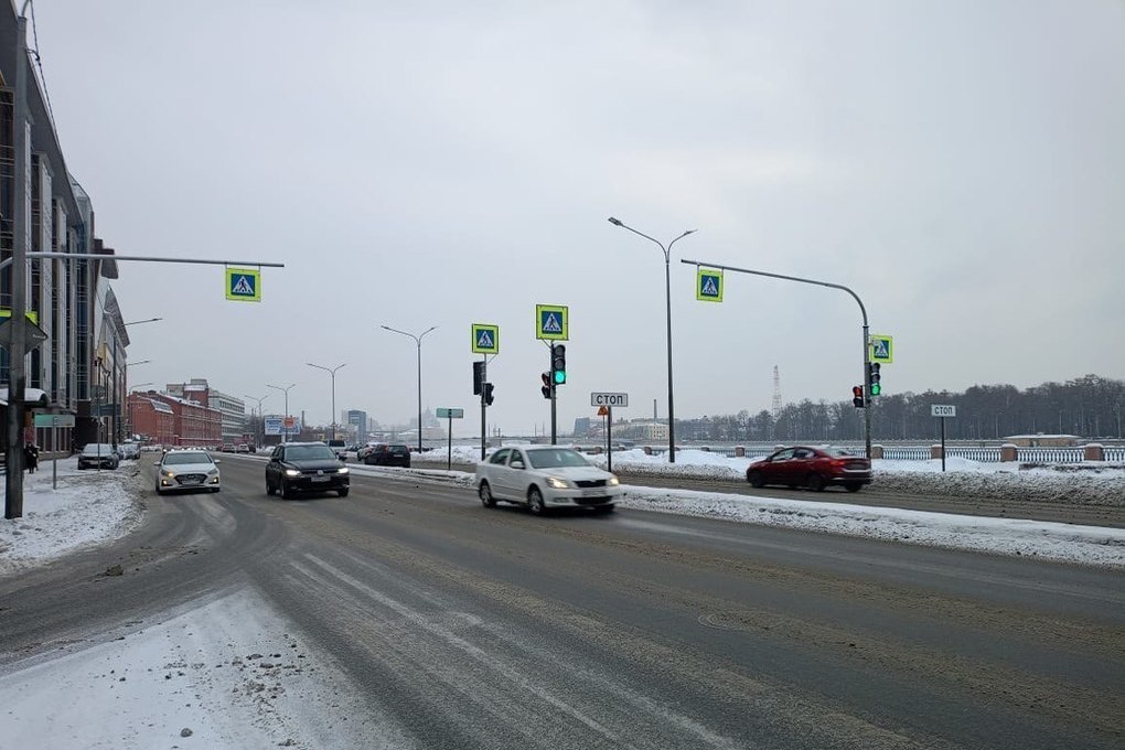 На перекрестке Выборгской набережной и Гельсингфорсской установили светофор