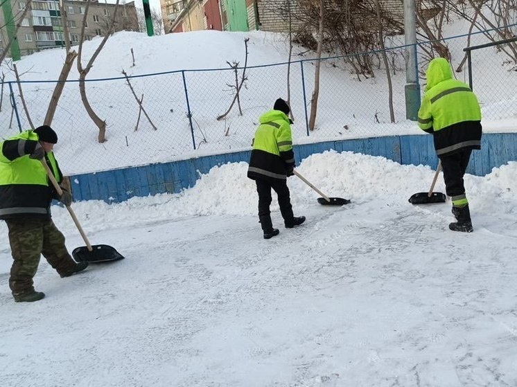  В Пензе очистили снег с хоккейных площадок