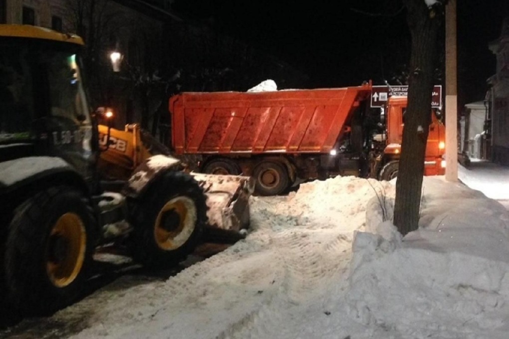 В Костроме дорожники борются с последствиями рекордных снегопадов