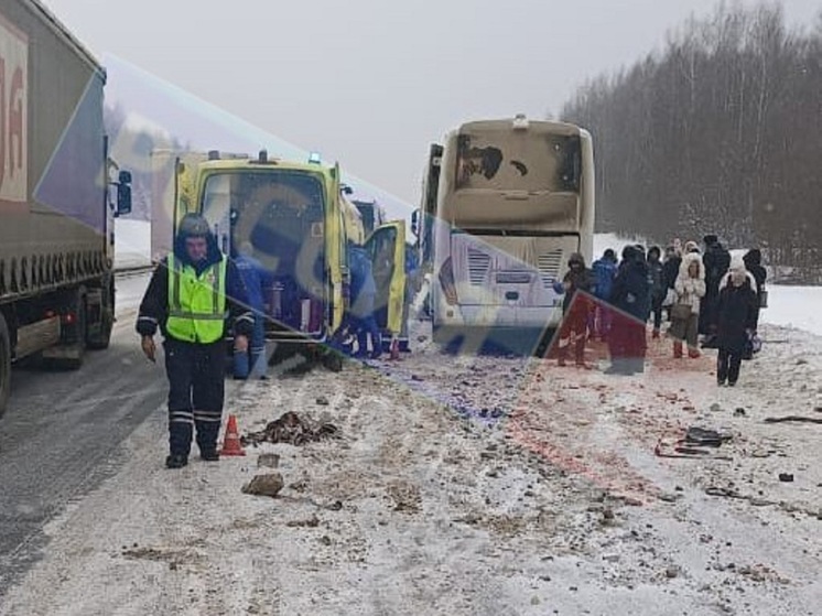 Ехавший в Москву автобус с костромскими учителями врезался в грузовую фуру