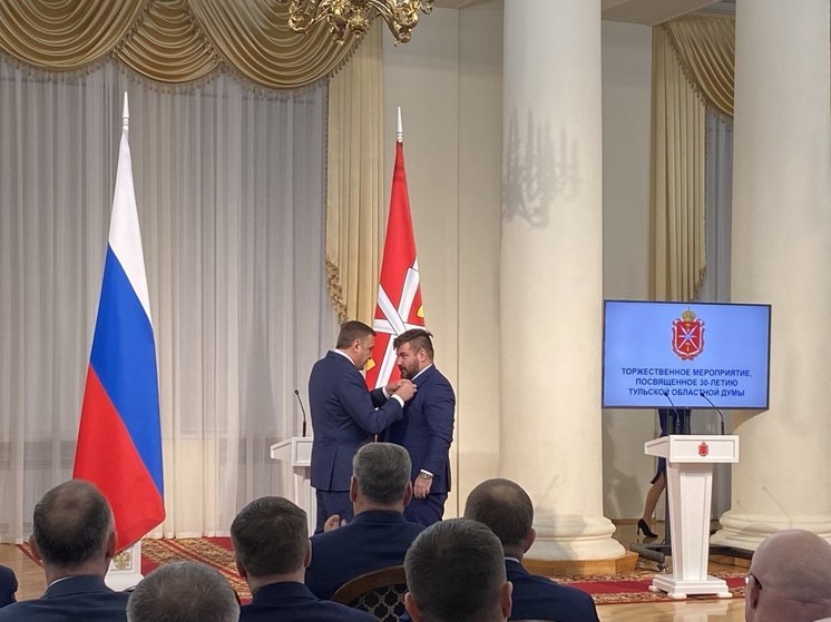 Дюмин вручил депутату Тулоблдумы Степанову медаль «Трудовая доблесть 3 степени»