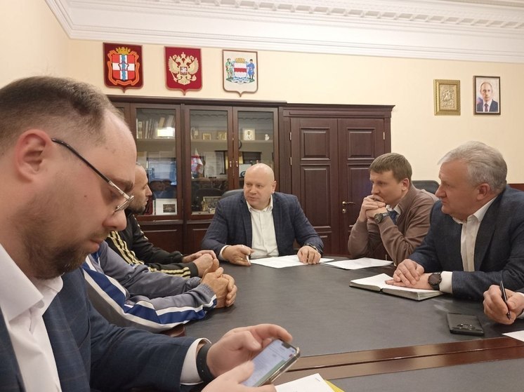Мэр Омска Шелест поручил помочь бойцам с установкой памятной доски на школе