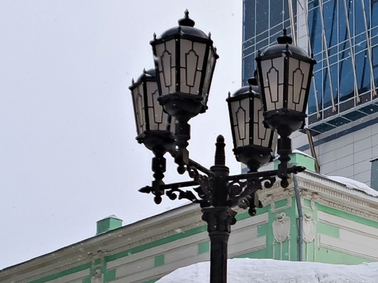 Начали демонтировать фонари на улице Вайнера в Екатеринбурге