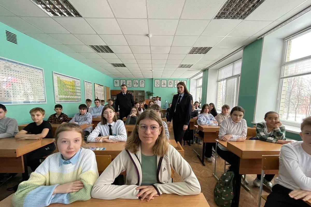 Сотрудники Госавтоинспекции провели беседу с учениками школы №57 в Рязани
